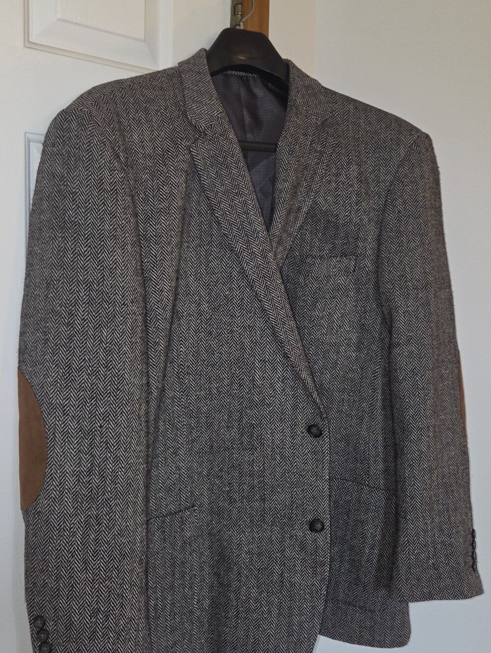 Men's Classic Herringbone Wool-Blend Blazer in Black & Cream - Picture 3 of 9